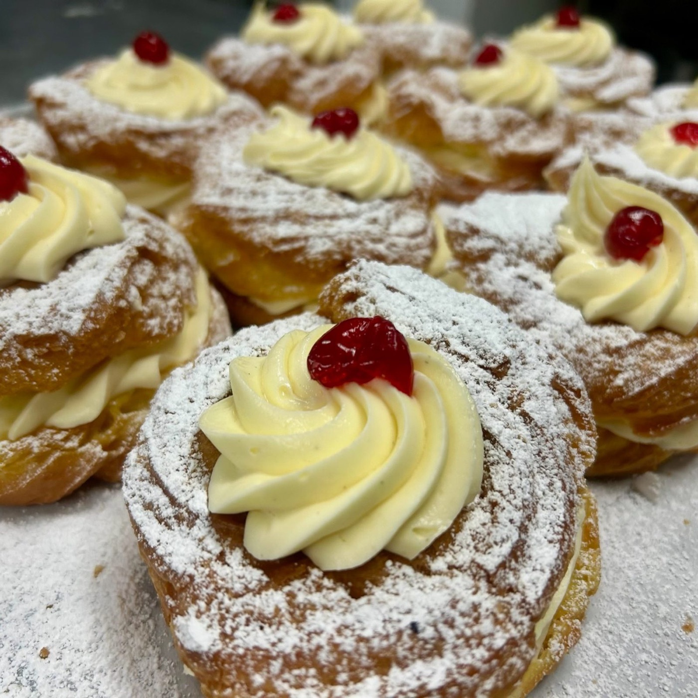 Fresh-filled cannoli
